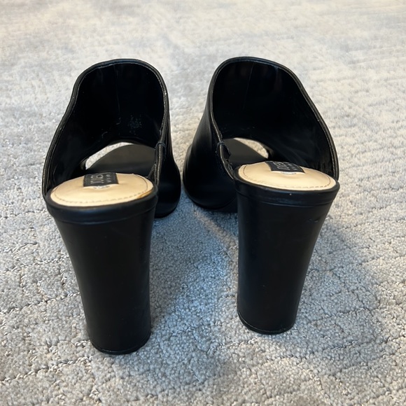 Black Leather Open Toe Pump With Tassel - Picture 5 of 6